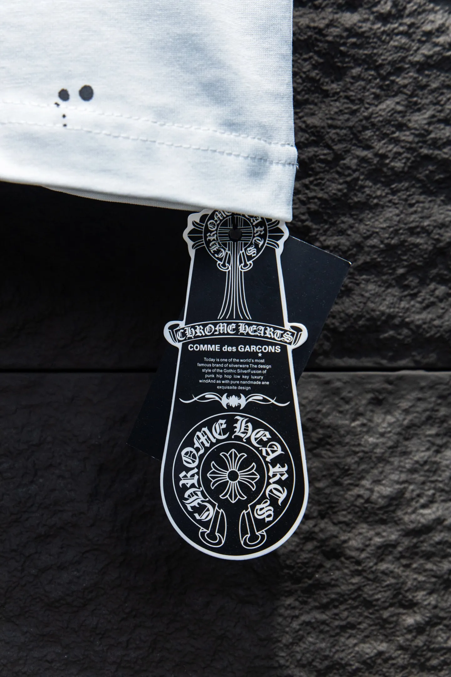 P180 Chrome hearts• 25ss ⚠YB custom-woven and dyed fabric, color, printing, version and accessories. The fabric is woven by imported machines. The uniqueness of the cloth texture creates a perfect garment effect. The fabric is made of 260g clean cloth with 320g 1*1 rib. 4-color environmentally friendly custom-dyed fabric, and the threads are in the same cylinder without color difference.  Gradient graffiti on garments, hand-painted graffiti technology on garments, details clearly visible on the collar, pockets, cuffs, and front and rear threads. The printing uses Japanese BROTHER white ink digital direct-injection garment printing. This model is a global limited edition. In order to present a product like a work of art, after a long period of repeated determination of details, a very high-standard garment is presented. The front chest is made of direct-injection printing environmentally friendly glue material, using a mechanized printing process. Mechanical printing has high precision, the positioning accuracy can reach ±0.02mm, and the quality is stable.   The body is treated with graffiti elements, which greatly increases the interest of the clothing; it has a unique visual effect. The special washing effect creates a unique aged effect.  Croix Heart Short Sleeve must be the first short-sleeved piece in spring and summer that blurs the boundaries of unisex style. It has a classic dropped shoulder oversize version and a loose and casual upper body.  Color: Black White Size: S M L XL